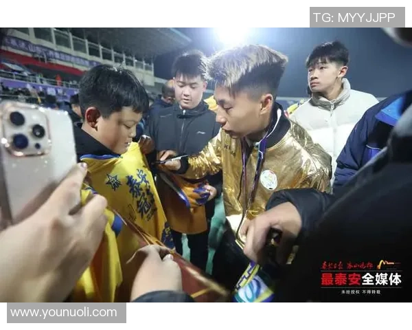 足球明星亲送球票到中国球迷狂欢共享激情时刻